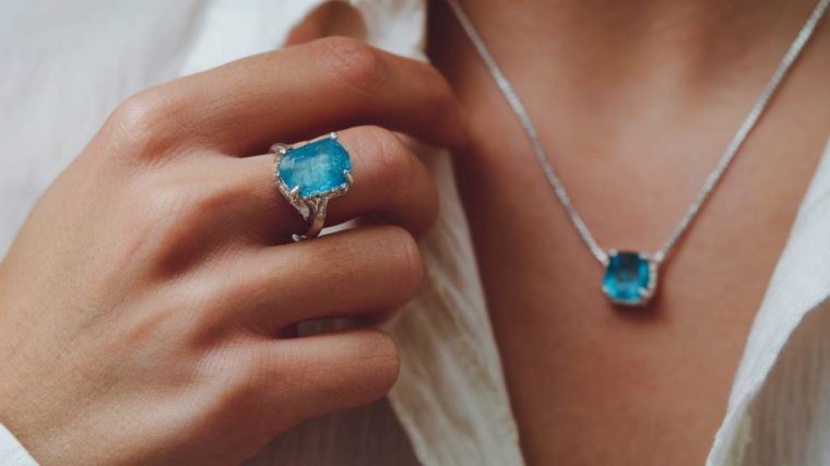 The best minimalist jewelry trends this season